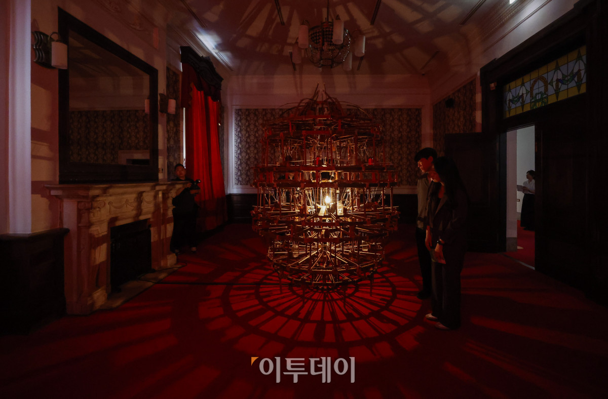 ▲12일 서울 중구 문화역서울284에서 열린 융복합예술 기획전시 '우리들의 낙원' 사전 공개 행사에서 관람객들이 전시를 관람하고 있다. 문화체육관광부 주최, 한국공예·디자인문화진흥원 주관으로 열린 이번 전시는 행복과 이상향을 주제로, 과거 사람들이 서울역에서 품어왔던 출발, 설렘, 시대, 위안 등 장소성을 되새기며 행복과 이상향을 탐구하는 여정을 담았다. 우리들의 낙원 기획전시는 13일부터 7월 27일까지 무료로 관람할 수 있다. 조현호 기자 hyunho@