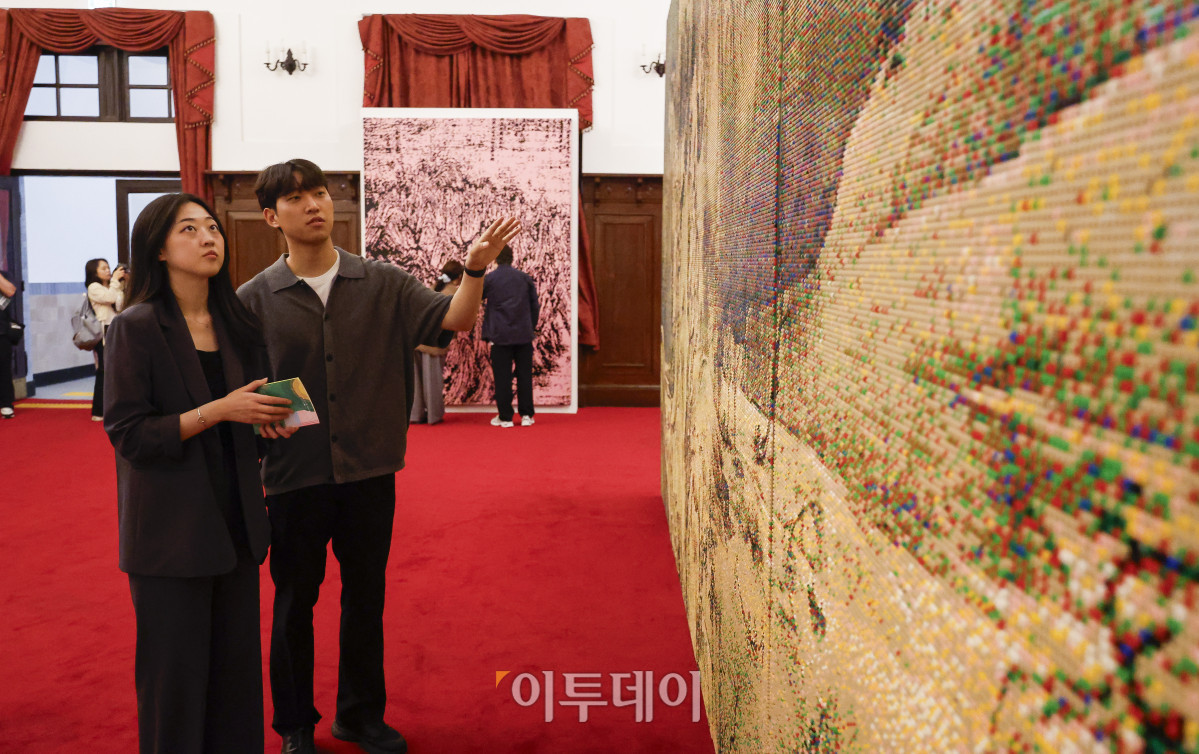 ▲12일 서울 중구 문화역서울284에서 열린 융복합예술 기획전시 '우리들의 낙원' 사전 공개 행사에서 관람객들이 전시를 관람하고 있다. 문화체육관광부 주최, 한국공예·디자인문화진흥원 주관으로 열린 이번 전시는 행복과 이상향을 주제로, 과거 사람들이 서울역에서 품어왔던 출발, 설렘, 시대, 위안 등 장소성을 되새기며 행복과 이상향을 탐구하는 여정을 담았다. 우리들의 낙원 기획전시는 13일부터 7월 27일까지 무료로 관람할 수 있다. 조현호 기자 hyunho@
