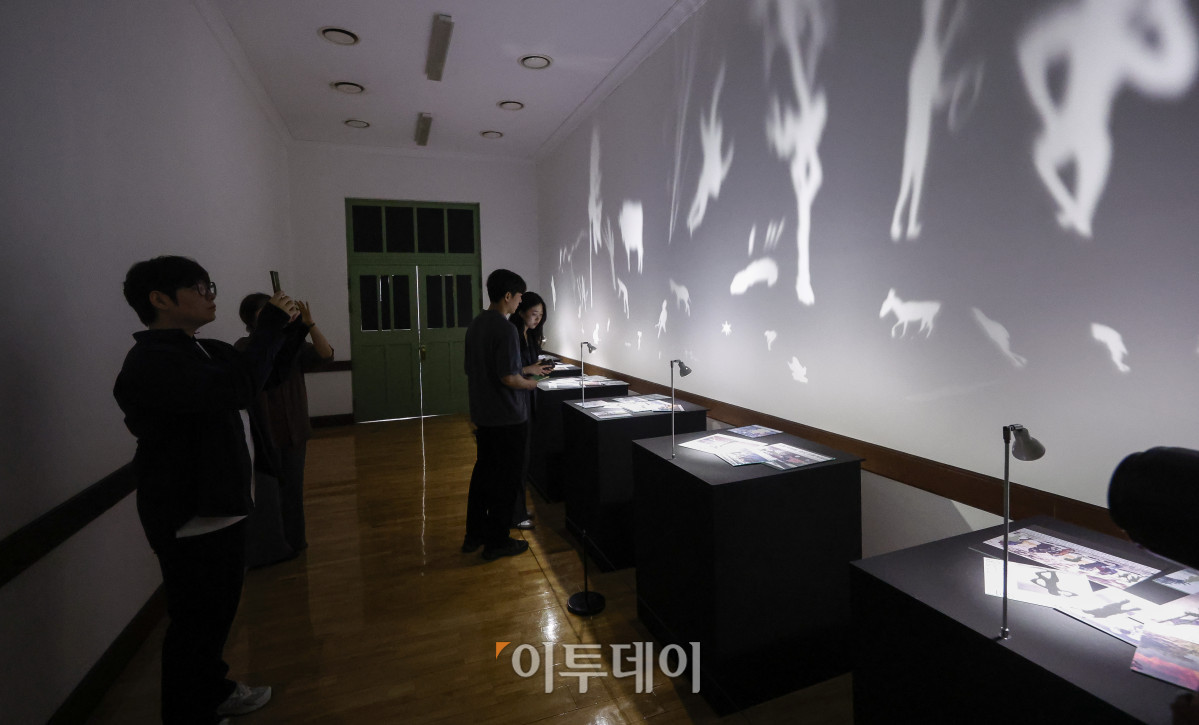 ▲12일 서울 중구 문화역서울284에서 열린 융복합예술 기획전시 '우리들의 낙원' 사전 공개 행사에서 관람객들이 전시를 관람하고 있다. 문화체육관광부 주최, 한국공예·디자인문화진흥원 주관으로 열린 이번 전시는 행복과 이상향을 주제로, 과거 사람들이 서울역에서 품어왔던 출발, 설렘, 시대, 위안 등 장소성을 되새기며 행복과 이상향을 탐구하는 여정을 담았다. 우리들의 낙원 기획전시는 13일부터 7월 27일까지 무료로 관람할 수 있다. 조현호 기자 hyunho@