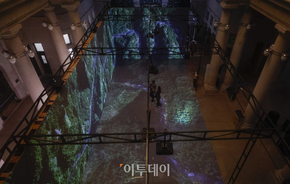 ▲12일 서울 중구 문화역서울284에서 열린 융복합예술 기획전시 '우리들의 낙원' 사전 공개 행사에서 관람객들이 전시를 관람하고 있다. 문화체육관광부 주최, 한국공예·디자인문화진흥원 주관으로 열린 이번 전시는 행복과 이상향을 주제로, 과거 사람들이 서울역에서 품어왔던 출발, 설렘, 시대, 위안 등 장소성을 되새기며 행복과 이상향을 탐구하는 여정을 담았다. 우리들의 낙원 기획전시는 13일부터 7월 27일까지 무료로 관람할 수 있다. 조현호 기자 hyunho@