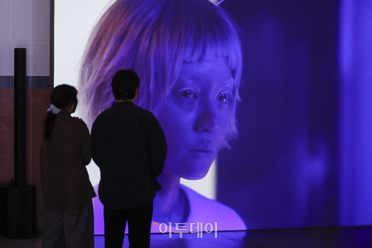 ▲12일 서울 중구 문화역서울284에서 열린 융복합예술 기획전시 '우리들의 낙원' 사전 공개 행사에서 관람객들이 전시를 관람하고 있다. 문화체육관광부 주최, 한국공예·디자인문화진흥원 주관으로 열린 이번 전시는 행복과 이상향을 주제로, 과거 사람들이 서울역에서 품어왔던 출발, 설렘, 시대, 위안 등 장소성을 되새기며 행복과 이상향을 탐구하는 여정을 담았다. 우리들의 낙원 기획전시는 13일부터 7월 27일까지 무료로 관람할 수 있다. 조현호 기자 hyunho@
