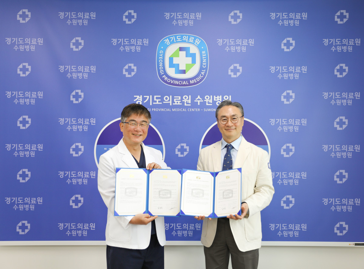 ▲정진영 성빈센트병원 의무원장(오른쪽)과 김덕원 경기도의료원 수원병원장이 경기도의료원 수원병원에서 핵심진료협력병원 협약을 체결하고 문서를 들고 있다. (가톨릭대학교 성빈센트병원)