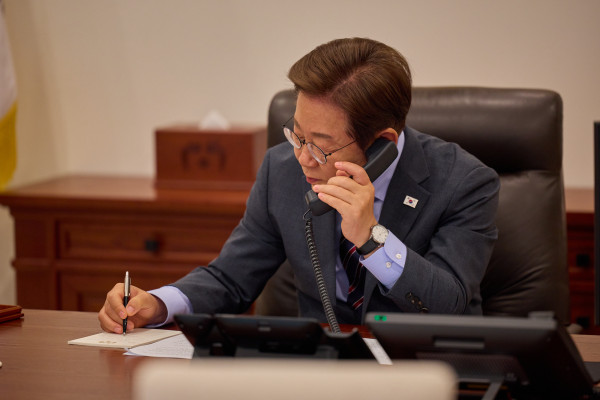 ▲<YONHAP PHOTO-3197> 이재명 대통령, 베트남 주석과 통화    (서울=연합뉴스) 이재명 대통령이 12일 용산 대통령실에서 르엉 끄엉 베트남 국가주석과 전화 통화를 하고 있다. 2025.6.12 [대통령실 제공. 재판매 및 DB 금지]    photo@yna.co.kr/2025-06-12 11:19:09/<저작권자 ⓒ 1980-2025 ㈜연합뉴스. 무단 전재 재배포 금지, AI 학습 및 활용 금지>