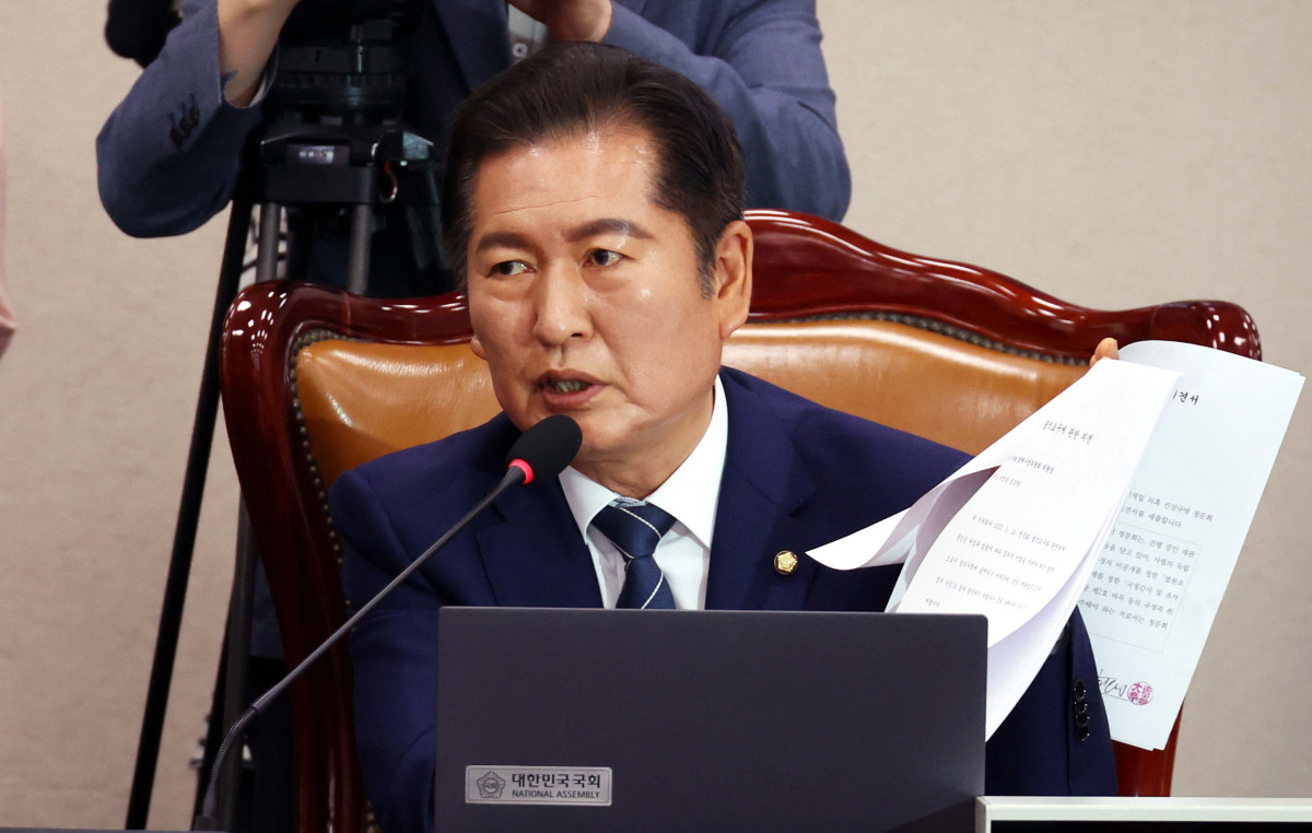 ▲정청래 국회 법사위원장이 14일 오전 서울 여의도 국회 법제사법위원회에서 열린 조희대 대법원장 등 사법부의 대선개입 의혹 진상규명 청문회에서 조희대 대법원장 등 대법관들의 불출석 사유서를 공개하고 있다. 2025.05.14. (뉴시스)