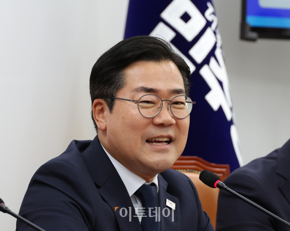 ▲박찬대 더불어민주당 대표 직무대행 겸 원내대표가 12일 서울 여의도 국회에서 고별 기자간담회를 하고 있다. 이날 박 원내대표는 "윤석열 정권과 치열하게 싸워, 주권자 국민이 주인인 나라 진짜 대한민국이 열렸다"며 "이 정도면 제가 민주당 1기 원내대표로서 참 보람 있었다, 유종의 미를 거뒀다, 이렇게 자부심을 가져도 되지 않을까 자평해 본다"고 말했다. 고이란 기자 photoeran@