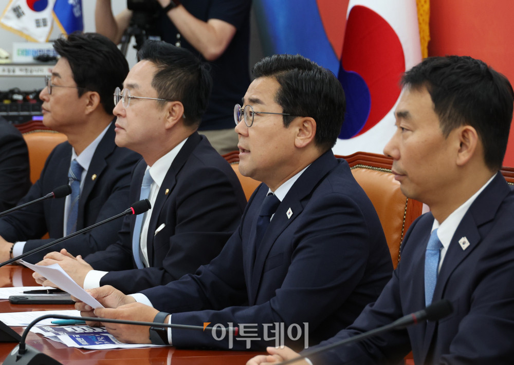 ▲박찬대 더불어민주당 대표 직무대행 겸 원내대표가 12일 서울 여의도 국회에서 고별 기자간담회를 하고 있다. 이날 박 원내대표는 "윤석열 정권과 치열하게 싸워, 주권자 국민이 주인인 나라 진짜 대한민국이 열렸다"며 "이 정도면 제가 민주당 1기 원내대표로서 참 보람 있었다, 유종의 미를 거뒀다, 이렇게 자부심을 가져도 되지 않을까 자평해 본다"고 말했다. 고이란 기자 photoeran@