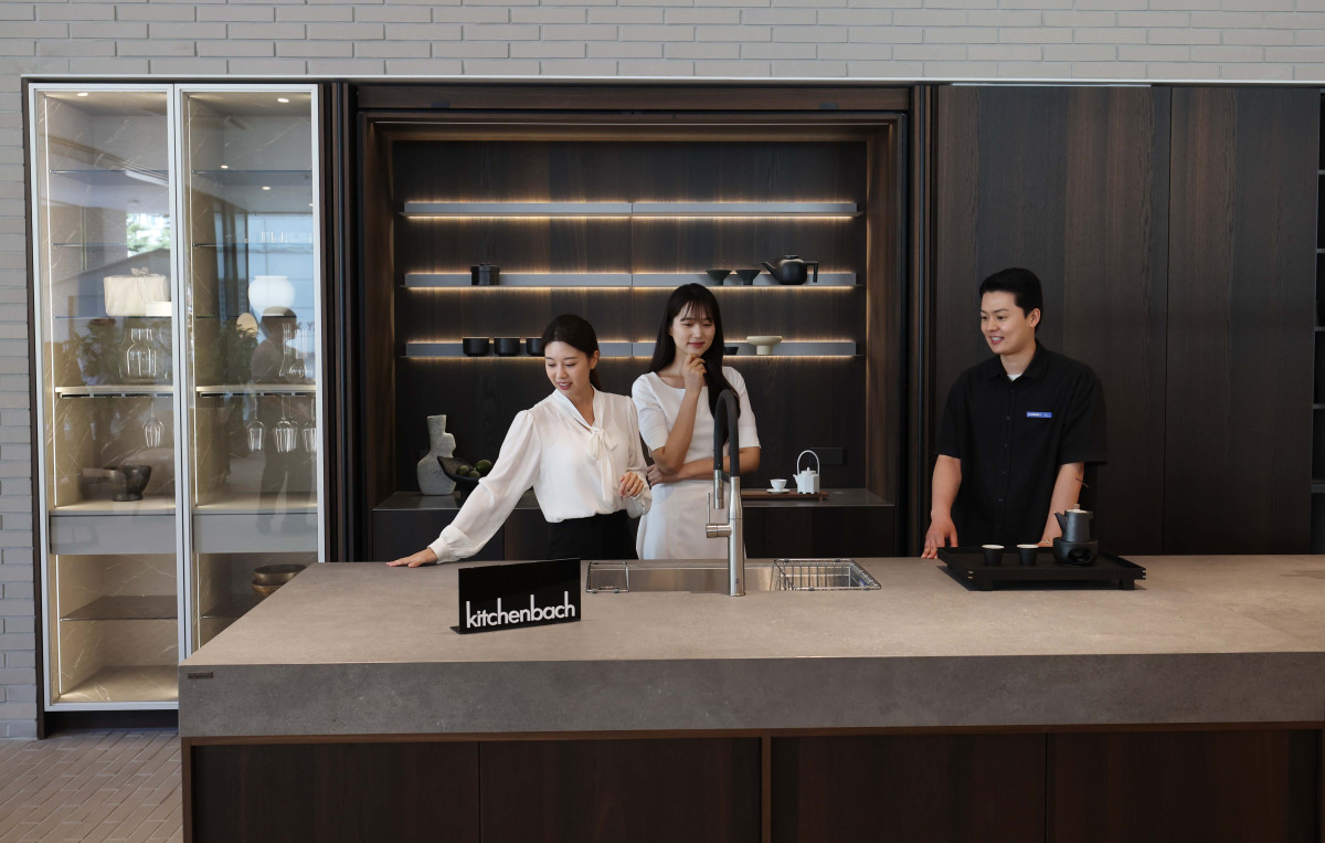 ▲한샘이 12일 서울 강남구 논현가구거리에 ‘한샘 플래그십 논현’을 리뉴얼 오픈하며 리브랜딩한 키친바흐 신제품을 선보이고 있다. 키친바흐는 한샘의 프리미엄 키친 브랜드로 최고 수준의 디자인에 친환경 슈퍼 E0 자재를 사용했으며, 고급 주택의 높아진 천고에 맞춰 최대 2.7m까지 맞춤형 시공이 가능하다. 스페셜리스트를 통한 전문 설계 상담과 시공, A/S 등 키친바흐 만의 전담 서비스도 제공한다. 신태현 기자 holjjak@