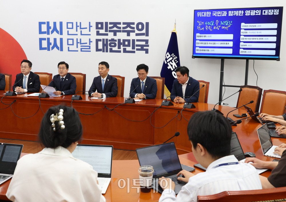 ▲박찬대 더불어민주당 대표 직무대행 겸 원내대표가 12일 서울 여의도 국회에서 고별 기자간담회를 하고 있다. 이날 박 원내대표는 "윤석열 정권과 치열하게 싸워, 주권자 국민이 주인인 나라 진짜 대한민국이 열렸다"며 "이 정도면 제가 민주당 1기 원내대표로서 참 보람 있었다, 유종의 미를 거뒀다, 이렇게 자부심을 가져도 되지 않을까 자평해 본다"고 말했다. 고이란 기자 photoeran@