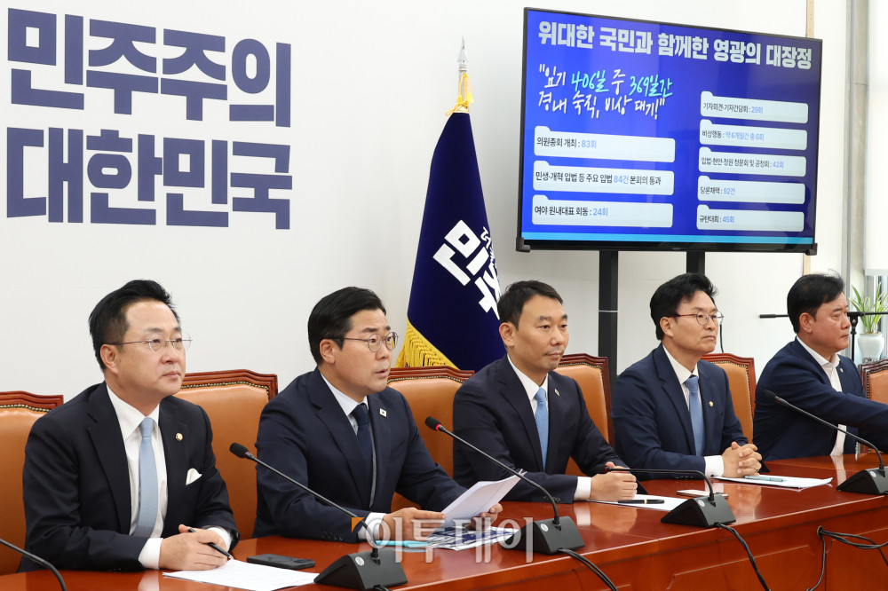 ▲박찬대 더불어민주당 대표 직무대행 겸 원내대표가 12일 서울 여의도 국회에서 고별 기자간담회를 하고 있다. 이날 박 원내대표는 "윤석열 정권과 치열하게 싸워, 주권자 국민이 주인인 나라 진짜 대한민국이 열렸다"며 "이 정도면 제가 민주당 1기 원내대표로서 참 보람 있었다, 유종의 미를 거뒀다, 이렇게 자부심을 가져도 되지 않을까 자평해 본다"고 말했다. 고이란 기자 photoeran@