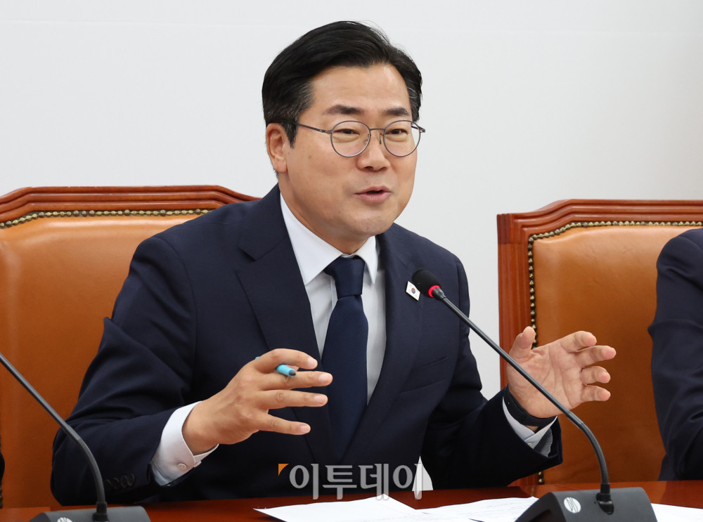 ▲박찬대 더불어민주당 대표 직무대행 겸 원내대표가 12일 서울 여의도 국회에서 고별 기자간담회를 하고 있다. 이날 박 원내대표는 "윤석열 정권과 치열하게 싸워, 주권자 국민이 주인인 나라 진짜 대한민국이 열렸다"며 "이 정도면 제가 민주당 1기 원내대표로서 참 보람 있었다, 유종의 미를 거뒀다, 이렇게 자부심을 가져도 되지 않을까 자평해 본다"고 말했다. 고이란 기자 photoeran@