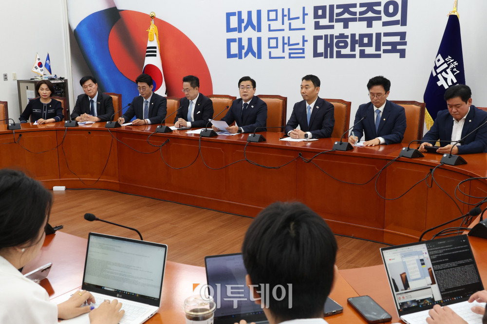 ▲박찬대 더불어민주당 대표 직무대행 겸 원내대표가 12일 서울 여의도 국회에서 고별 기자간담회를 하고 있다. 이날 박 원내대표는 "윤석열 정권과 치열하게 싸워, 주권자 국민이 주인인 나라 진짜 대한민국이 열렸다"며 "이 정도면 제가 민주당 1기 원내대표로서 참 보람 있었다, 유종의 미를 거뒀다, 이렇게 자부심을 가져도 되지 않을까 자평해 본다"고 말했다. 고이란 기자 photoeran@