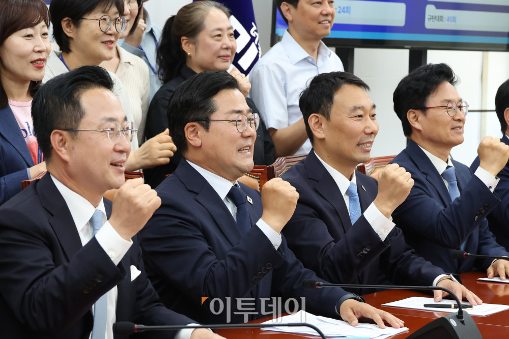 ▲박찬대(앞줄 왼쪽 두번째) 더불어민주당 대표 직무대행 겸 원내대표가 12일 서울 여의도 국회에서 고별 기자간담회를 마치고 당직자들과 기념촬영을 하고 있다. 이날 박 원내대표는 "윤석열 정권과 치열하게 싸워, 주권자 국민이 주인인 나라 진짜 대한민국이 열렸다"며 "이 정도면 제가 민주당 1기 원내대표로서 참 보람 있었다, 유종의 미를 거뒀다, 이렇게 자부심을 가져도 되지 않을까 자평해 본다"고 말했다. 고이란 기자 photoeran@