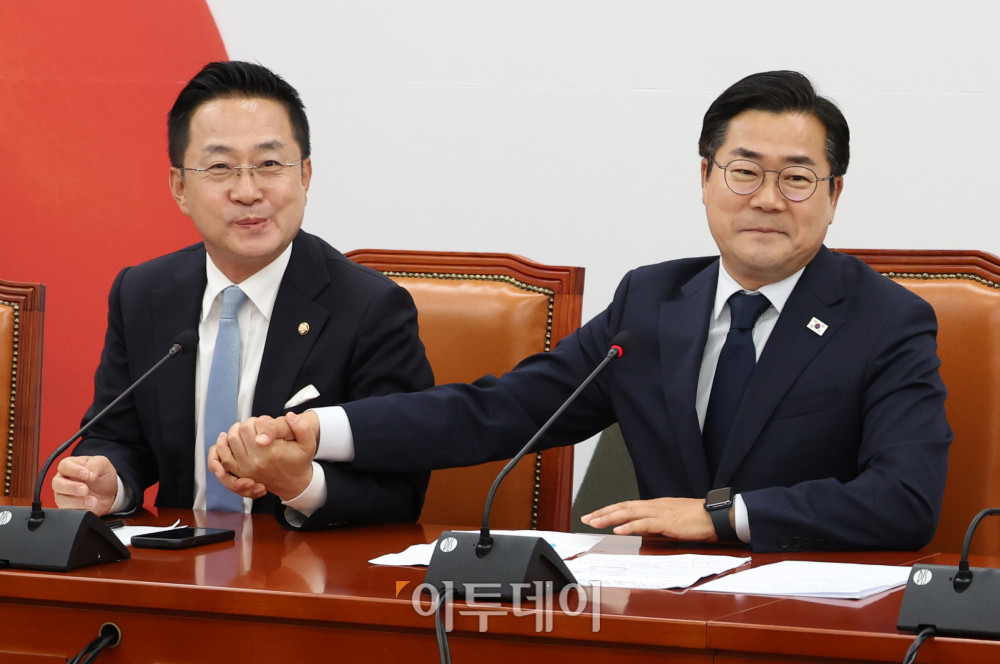 ▲박찬대(오른쪽) 더불어민주당 대표 직무대행 겸 원내대표가 12일 서울 여의도 국회에서 열린 고별 기자간담회에서 박성준 원내수석부대표의 손을 잡으며 격려하고 있다. 이날 박 원내대표는 "윤석열 정권과 치열하게 싸워, 주권자 국민이 주인인 나라 진짜 대한민국이 열렸다"며 "이 정도면 제가 민주당 1기 원내대표로서 참 보람 있었다, 유종의 미를 거뒀다, 이렇게 자부심을 가져도 되지 않을까 자평해 본다"고 말했다. 고이란 기자 photoeran@