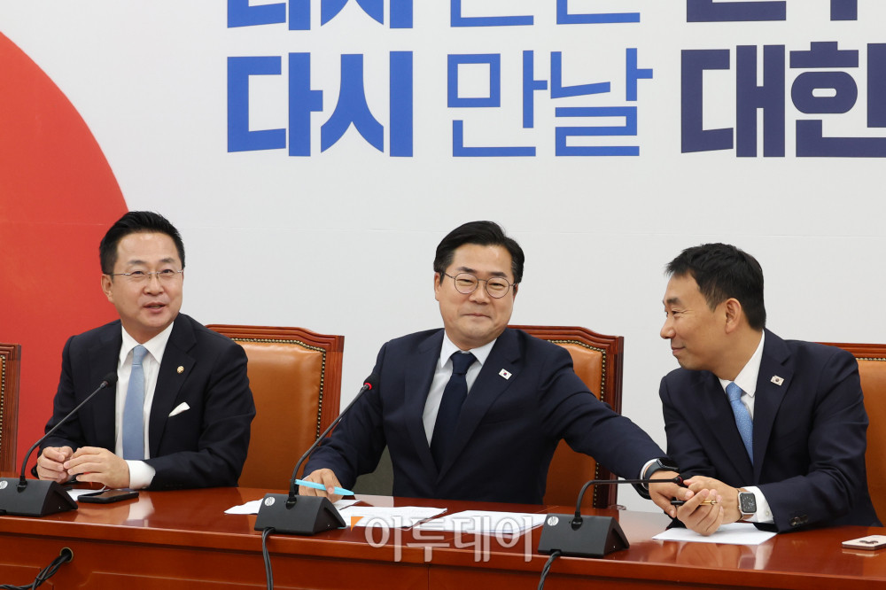 ▲박찬대(가운데) 더불어민주당 대표 직무대행 겸 원내대표가 12일 서울 여의도 국회에서 열린 고별 기자간담회에서 박성준(왼쪽) 원내수석부대표와  김용민 원내정책수석부대표의 손을 잡으며 격려하고 있다. 이날 박 원내대표는 "윤석열 정권과 치열하게 싸워, 주권자 국민이 주인인 나라 진짜 대한민국이 열렸다"며 "이 정도면 제가 민주당 1기 원내대표로서 참 보람 있었다, 유종의 미를 거뒀다, 이렇게 자부심을 가져도 되지 않을까 자평해 본다"고 말했다. 고이란 기자 photoeran@