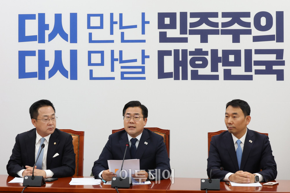 ▲박찬대 더불어민주당 대표 직무대행 겸 원내대표가 12일 서울 여의도 국회에서 고별 기자간담회를 하고 있다. 이날 박 원내대표는 "윤석열 정권과 치열하게 싸워, 주권자 국민이 주인인 나라 진짜 대한민국이 열렸다"며 "이 정도면 제가 민주당 1기 원내대표로서 참 보람 있었다, 유종의 미를 거뒀다, 이렇게 자부심을 가져도 되지 않을까 자평해 본다"고 말했다. 고이란 기자 photoeran@