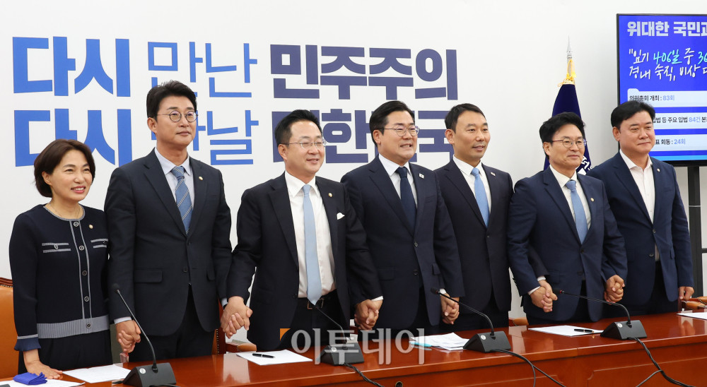 ▲박찬대(가운데) 더불어민주당 대표 직무대행 겸 원내대표가 12일 서울 여의도 국회에서 고별 기자간담회를 마치고 기념촬영을 하고 있다. 이날 박 원내대표는 "윤석열 정권과 치열하게 싸워, 주권자 국민이 주인인 나라 진짜 대한민국이 열렸다"며 "이 정도면 제가 민주당 1기 원내대표로서 참 보람 있었다, 유종의 미를 거뒀다, 이렇게 자부심을 가져도 되지 않을까 자평해 본다"고 말했다. 고이란 기자 photoeran@