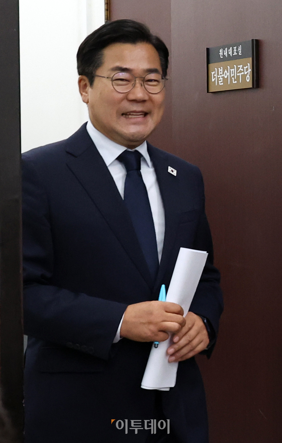 ▲박찬대 더불어민주당 대표 직무대행 겸 원내대표가 12일 서울 여의도 국회에서 고별 기자간담회에 참석하고 있다. 이날 박 원내대표는 "윤석열 정권과 치열하게 싸워, 주권자 국민이 주인인 나라 진짜 대한민국이 열렸다"며 "이 정도면 제가 민주당 1기 원내대표로서 참 보람 있었다, 유종의 미를 거뒀다, 이렇게 자부심을 가져도 되지 않을까 자평해 본다"고 말했다. 고이란 기자 photoeran@