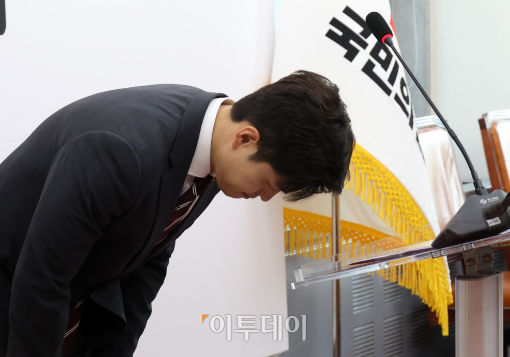 ▲김용태 국민의힘 비상대책위원장이 12일 서울 여의도 국회에서 '검찰해체 4법' 관련 현안 입장 발표를 마치고 인사를 하고 있다. 고이란 기자 photoeran@