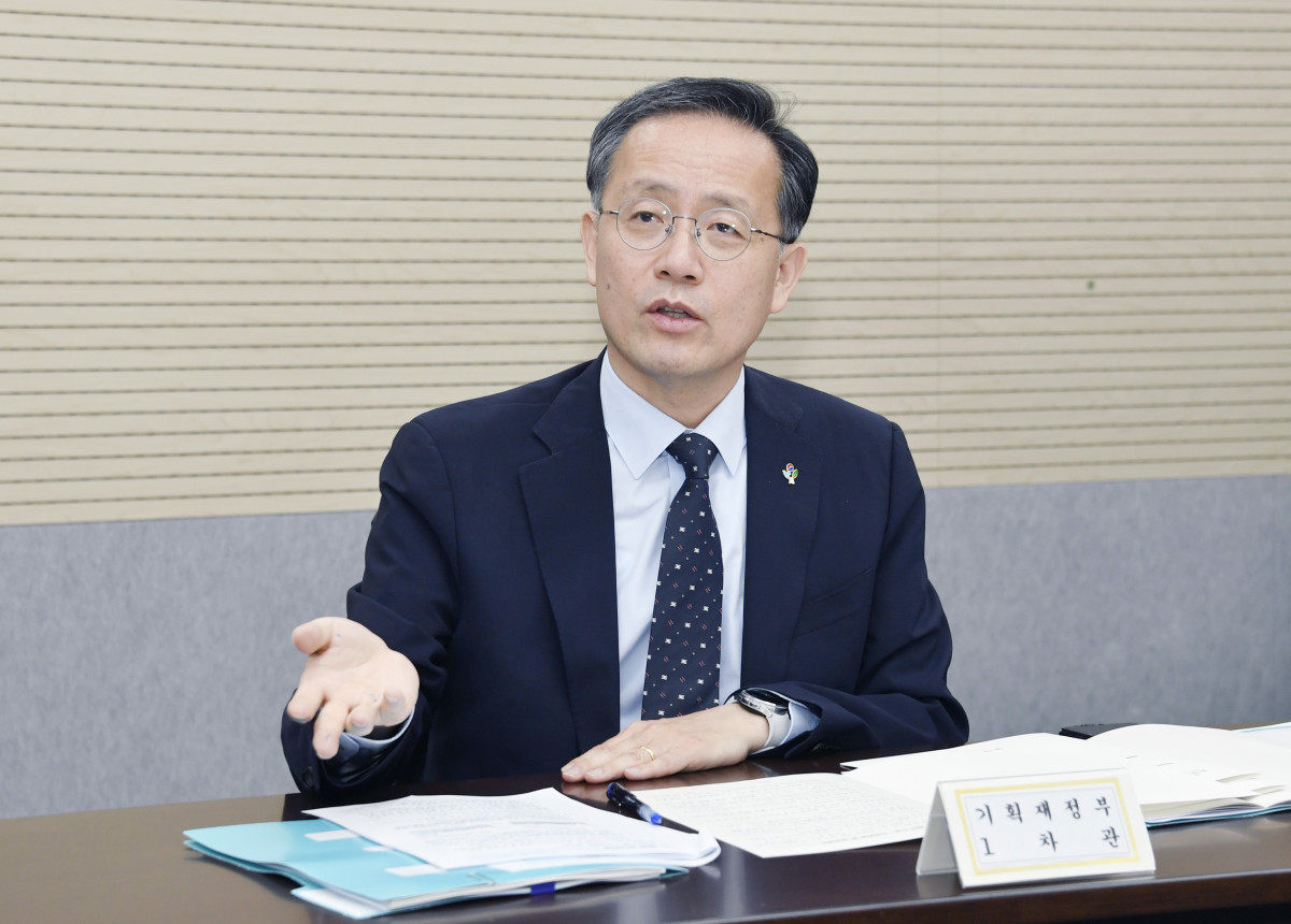 ▲이형일 기획재정부 장관 직무대행 1차관이 6월 12일 오전 정부세종청사 중앙동에서 열린 '제47차 물가관계차관회의'를 주재, 모두발언을 하고 있다. (기획재정부)