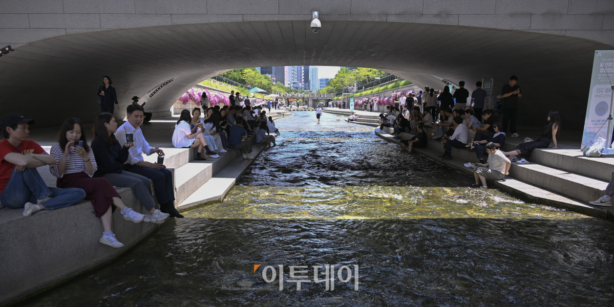 ▲서울의 한낮 기온이 32도를 기록하는 등 올해 들어 가장 더운 날씨를 보인 12일 서울 중구 청계천 일대에서 시민들이 더위를 피하고 있다. 조현호 기자 hyunho@