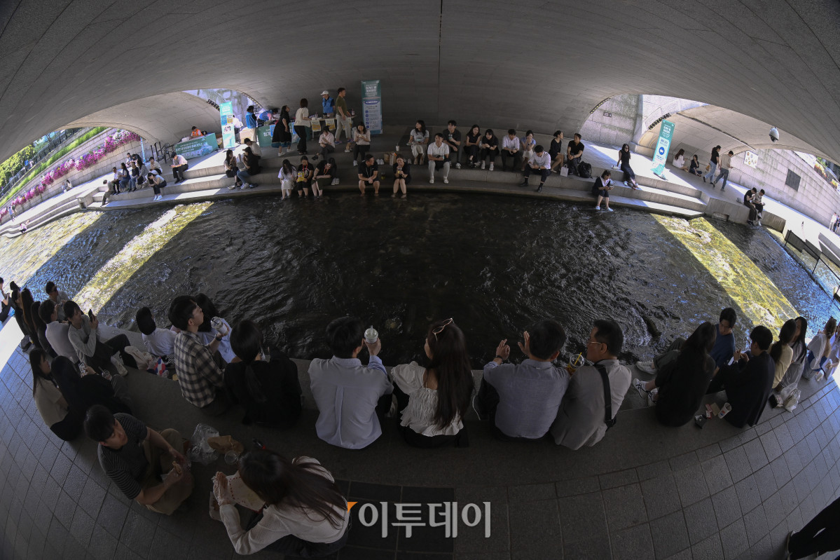▲서울의 한낮 기온이 32도를 기록하는 등 올해 들어 가장 더운 날씨를 보인 12일 서울 중구 청계천 일대에서 시민들이 더위를 피하고 있다. 조현호 기자 hyunho@