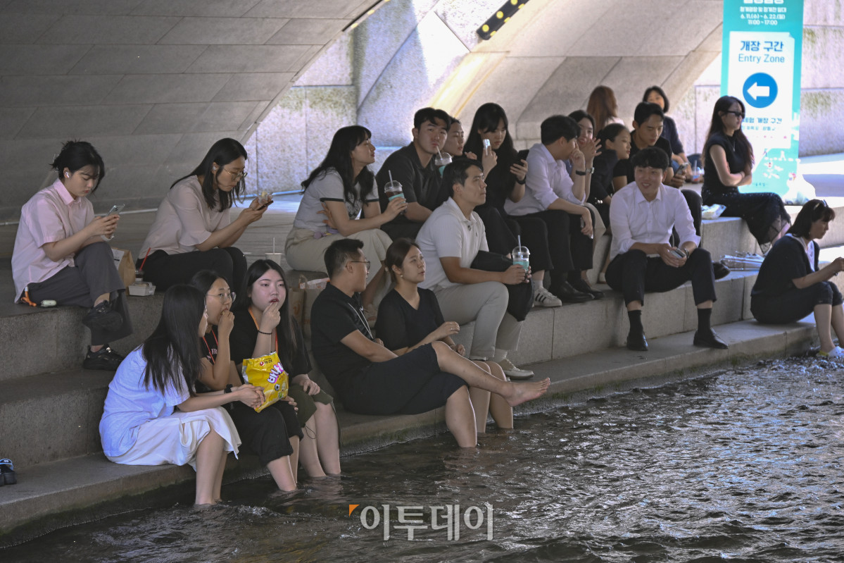 ▲서울의 한낮 기온이 32도를 기록하는 등 올해 들어 가장 더운 날씨를 보인 12일 서울 중구 청계천 일대에서 시민들이 더위를 피하고 있다. 조현호 기자 hyunho@