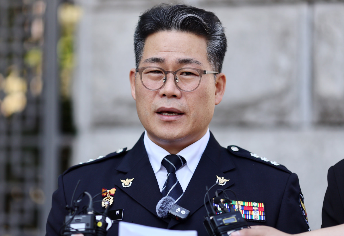▲백해룡 전 영등포경찰서 형사과장(경정)이 12일 서울 서초구 대검찰청 앞에서 인천세관 마약 밀수 연루 의혹 관련 합동수사팀 출범에 대해 입장을 밝히고 있다. (연합뉴스)