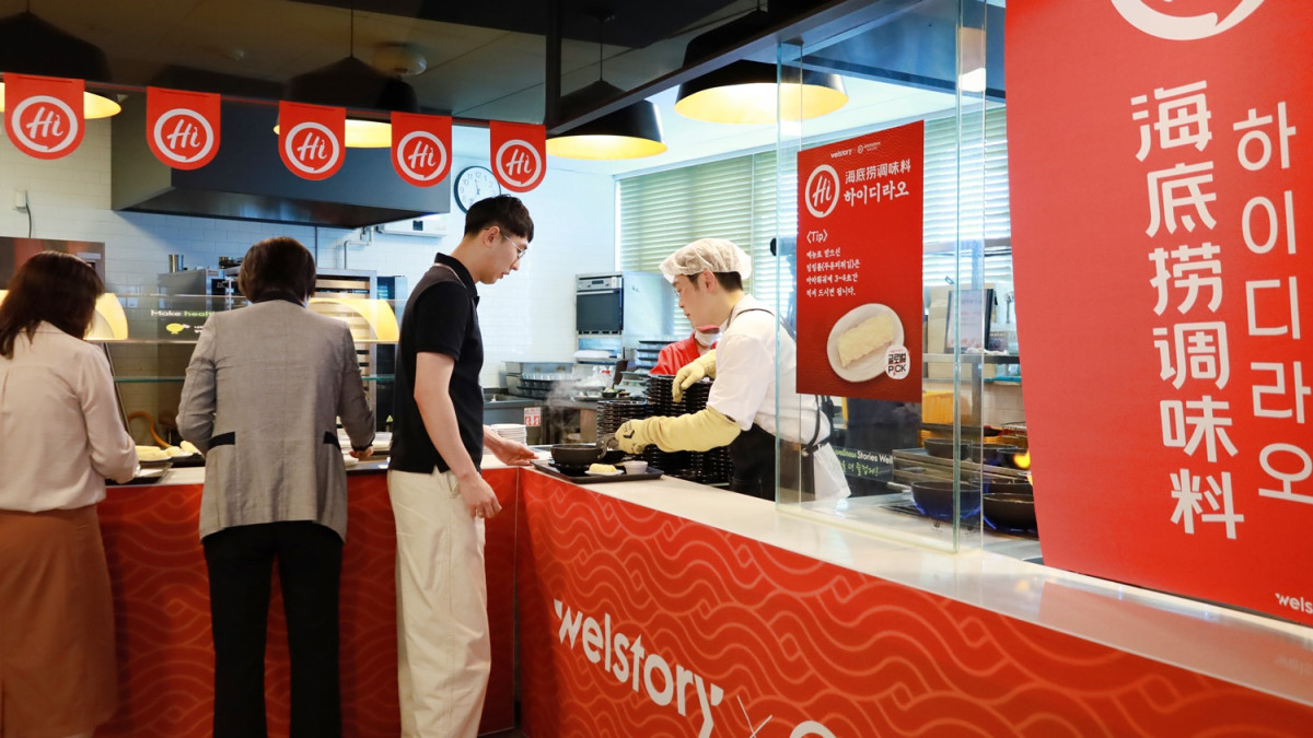 ▲삼성웰스토리 운영 구내식당에서 하이디라오 훠궈 메뉴를 배식하고 있다.  (사진제공=삼성웰스토리)