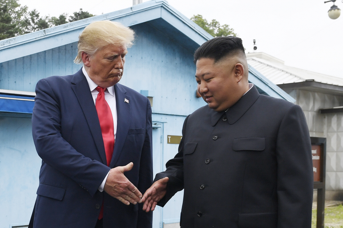 ▲도널드 트럼프(왼쪽) 미국 대통령과 김정은 북한 국무위원장이 2019년 6월 30일 판문점에서 악수하고 있다. 판문점/AP뉴시스