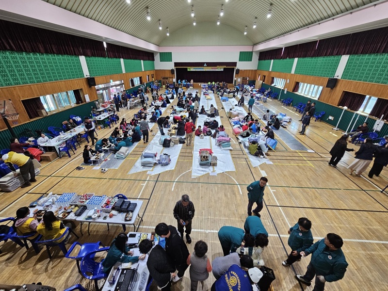 ▲국제로타리 3600지구 안성 1·2지역 로타리 클럽은 지난 3월 안동서부초등학교를 찾아 합동 희망나눔 급식봉사를 실시했다. (로타리코리아 제공)