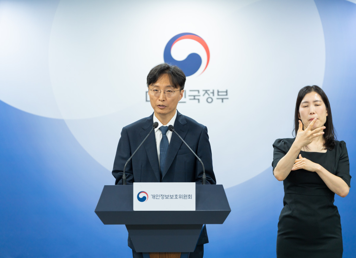 ▲강대현 개인정보보호위원회 조사총괄과장이  6월 12일 오전 서울 종로구 정부서울청사에서 2025년 제13회 개인정보보호위원회 전체회의 안건인 안전조치 소홀로 개인정보를 유출한 2개 대학의 시정조치에 대해 브리핑하고 있다. (사진제공=개인정보보호위원회)