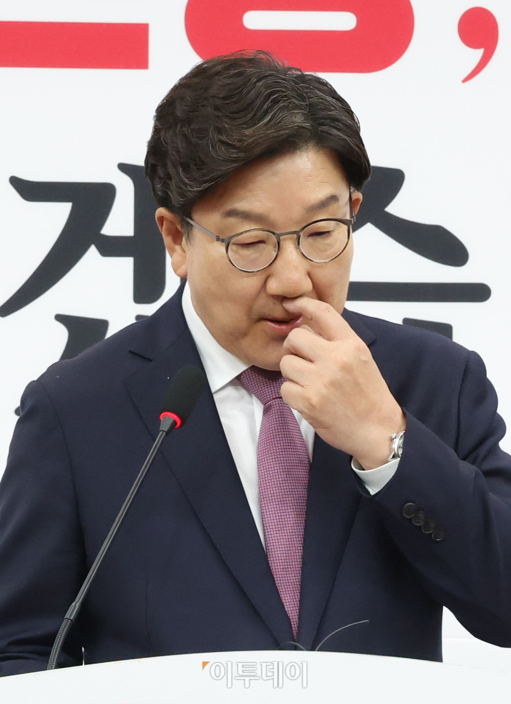 ▲권성동 국민의힘 원내대표가 12일 서울 여의도 국회에서 퇴임 기자회견을 하고 있다. 이날 권 원내대표는 "우리는 윤석열 정부의 실패와 탄핵, 그리고 지난 대선에서 패배를 반면교사로 삼아 성찰과 혁신을 시작해야 한다"며 "무엇보다 성찰과 혁신이라는 가치가 당권투쟁으로 오염되지 않기를 바란다"고 당부했다. 고이란 기자 photoeran@