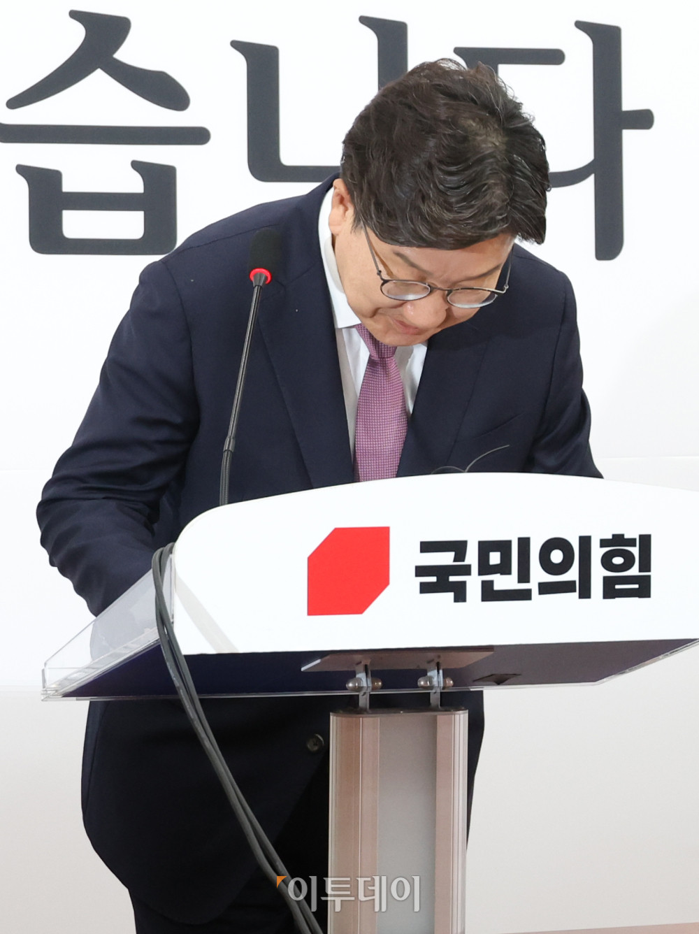 ▲권성동 국민의힘 원내대표가 12일 서울 여의도 국회에서 퇴임 기자회견에 앞서 인사를 하고 있다. 이날 권 원내대표는 "우리는 윤석열 정부의 실패와 탄핵, 그리고 지난 대선에서 패배를 반면교사로 삼아 성찰과 혁신을 시작해야 한다"며 "무엇보다 성찰과 혁신이라는 가치가 당권투쟁으로 오염되지 않기를 바란다"고 당부했다. 고이란 기자 photoeran@