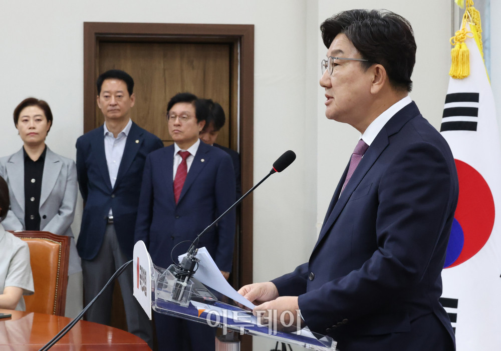 ▲권성동 국민의힘 원내대표가 12일 서울 여의도 국회에서 퇴임 기자회견을 하고 있다. 이날 권 원내대표는 "우리는 윤석열 정부의 실패와 탄핵, 그리고 지난 대선에서 패배를 반면교사로 삼아 성찰과 혁신을 시작해야 한다"며 "무엇보다 성찰과 혁신이라는 가치가 당권투쟁으로 오염되지 않기를 바란다"고 당부했다. 고이란 기자 photoeran@
