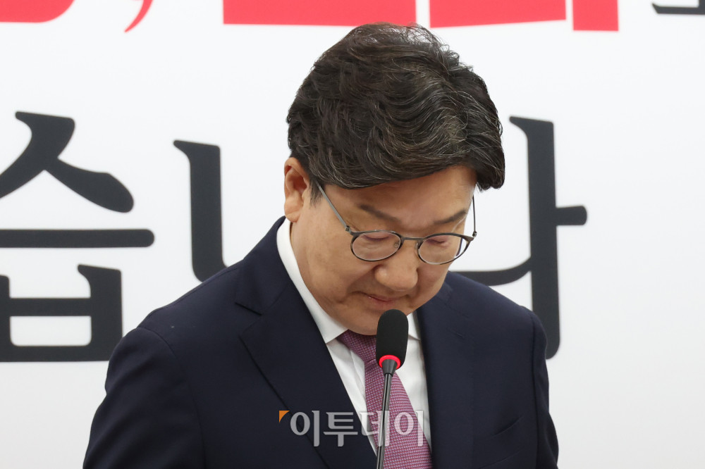 ▲권성동 국민의힘 원내대표가 12일 서울 여의도 국회에서 퇴임 기자회견을 하고 있다. 이날 권 원내대표는 "우리는 윤석열 정부의 실패와 탄핵, 그리고 지난 대선에서 패배를 반면교사로 삼아 성찰과 혁신을 시작해야 한다"며 "무엇보다 성찰과 혁신이라는 가치가 당권투쟁으로 오염되지 않기를 바란다"고 당부했다. 고이란 기자 photoeran@