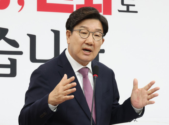 ▲권성동 국민의힘 원내대표가 12일 서울 여의도 국회에서 퇴임 기자회견을 하고 있다. 이날 권 원내대표는 "우리는 윤석열 정부의 실패와 탄핵, 그리고 지난 대선에서 패배를 반면교사로 삼아 성찰과 혁신을 시작해야 한다"며 "무엇보다 성찰과 혁신이라는 가치가 당권투쟁으로 오염되지 않기를 바란다"고 당부했다. 고이란 기자 photoeran@ (이투데이DB)