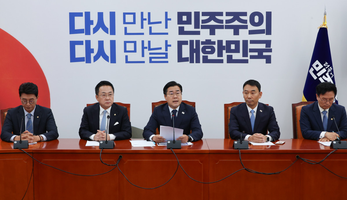 ▲더불어민주당 박찬대 당 대표 직무대행 겸 원내대표(가운데)가 12일 서울 여의도 국회에서 열린 고별 기자회견에서 퇴임 소회를 밝히고 있다. 2025.6.12 (연합뉴스)