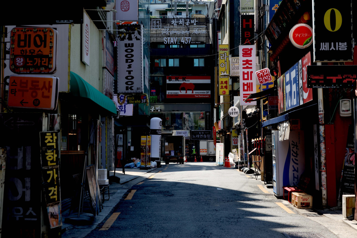 ▲내수 경기 침체가 장기화되면서 자영업자들의 대출이 꾸준히 늘고 있다. 12일 한국은행에 따르면 올해 1분기, 대표적인 내수 업종인 숙박업과 음식점업의 대출 잔액은 90조 4269억 원으로 집계됐다. 숙박업과 음식점업 대출이 90조 원을 넘어선 건 이번이 처음이다. 전 분기보다 1조 4000억여 원 증가한 것으로, 이는 코로나19 사회적 거리 두기가 해제된 직후인 지난 2022년 3분기 이후 2년 6개월 만에 가장 큰 증가폭이다. 이날 서울의 한 먹자골목이 한산한 모습을 보이고 있다. 신태현 기자 holjjak@