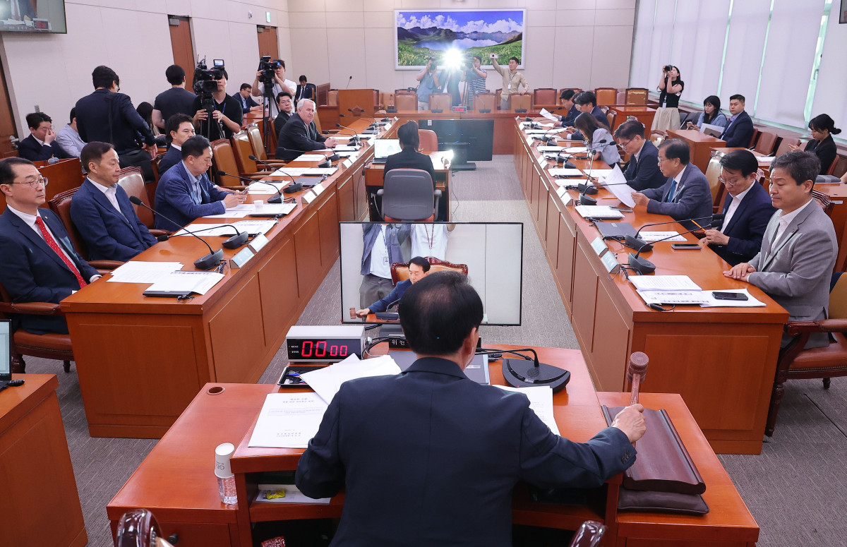 ▲12일 국회에서 열린 외교통일위원회 전체회의에서 김석기 위원장이 의사봉을 두드리고 있다. 2025.6.12 (연합뉴스)