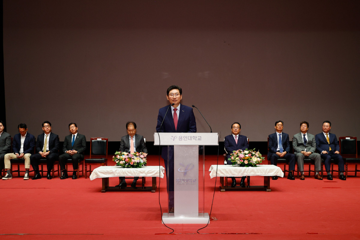 ▲이상일 용인특례시장이 12일 용인대학교 무도대학 단호홀에서 열린 개교 72주년 기념식에서 연설하고 있다. (용인특례시)