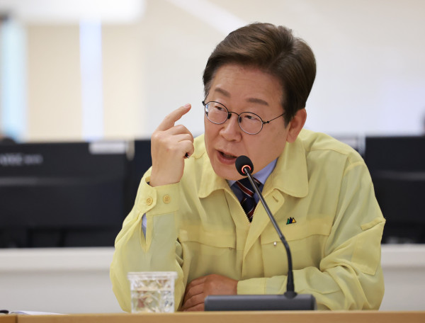▲<YONHAP PHOTO-4639> 이재명 대통령, 장마 대비 현장 점검     (서울=연합뉴스) 홍해인 기자 = 이재명 대통령이 12일 서울 서초구 한강홍수통제소에서 수해(장마) 대비 현장 점검 회의를 주재하고 있다. 2025.6.12    hihong@yna.co.kr/2025-06-12 15:32:56/<저작권자 ⓒ 1980-2025 ㈜연합뉴스. 무단 전재 재배포 금지, AI 학습 및 활용 금지>