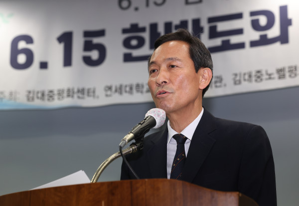 ▲우상호 대통령실 정무수석이 12일 서울 마포구 연세대학교 김대중도서관에서 열린 6.15 남북정상회담 25주년 기념식에서 이재명 대통령 축사를 대독하고 있다. 2025.6.12 (연합뉴스 )