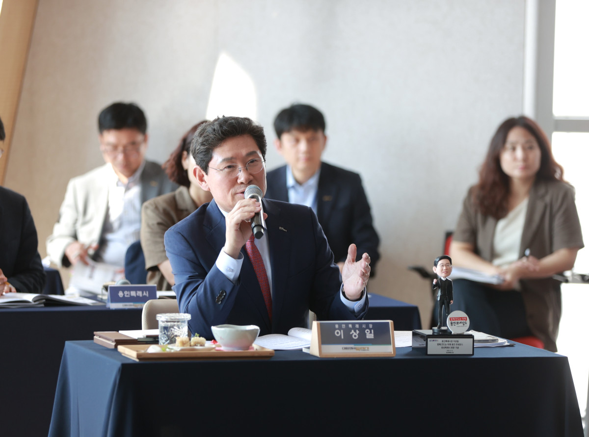 ▲이상일 용인특례시장이 12일 화성특례시에서 열린 '대한민국특례시시장협의회 2025년 상반기 정기회의'에서 '특례시 지원에 관한 특별법'의 신속한 제정에 대한 의견을 이야기하고 있다.