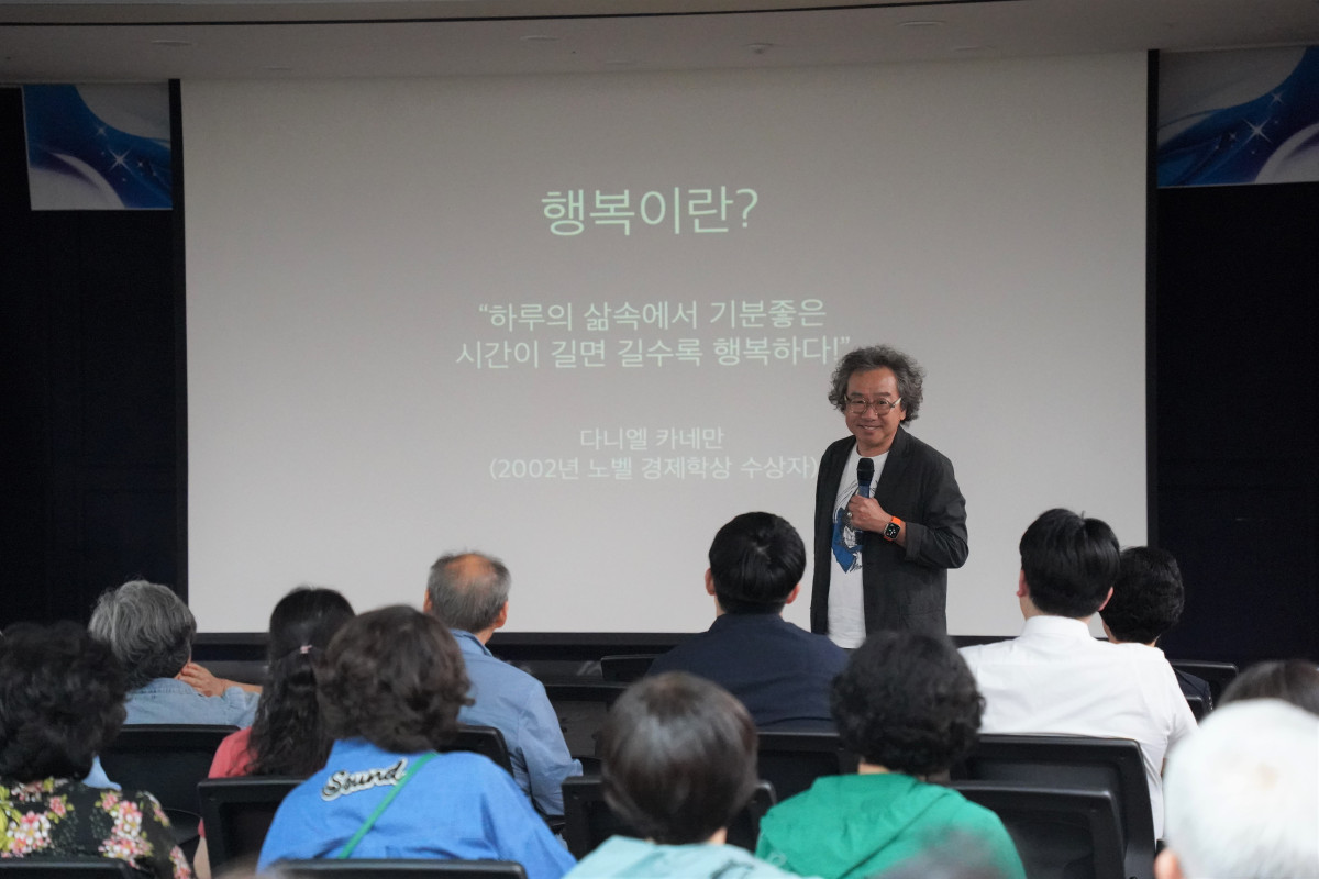 ▲문화심리학자 김정운 박사가 12일 수원축산농협 본점에서 열린 비전 토크에서 청중을 대상으로 행복을 주제로 강연하고 있다. (수원축산농협)
