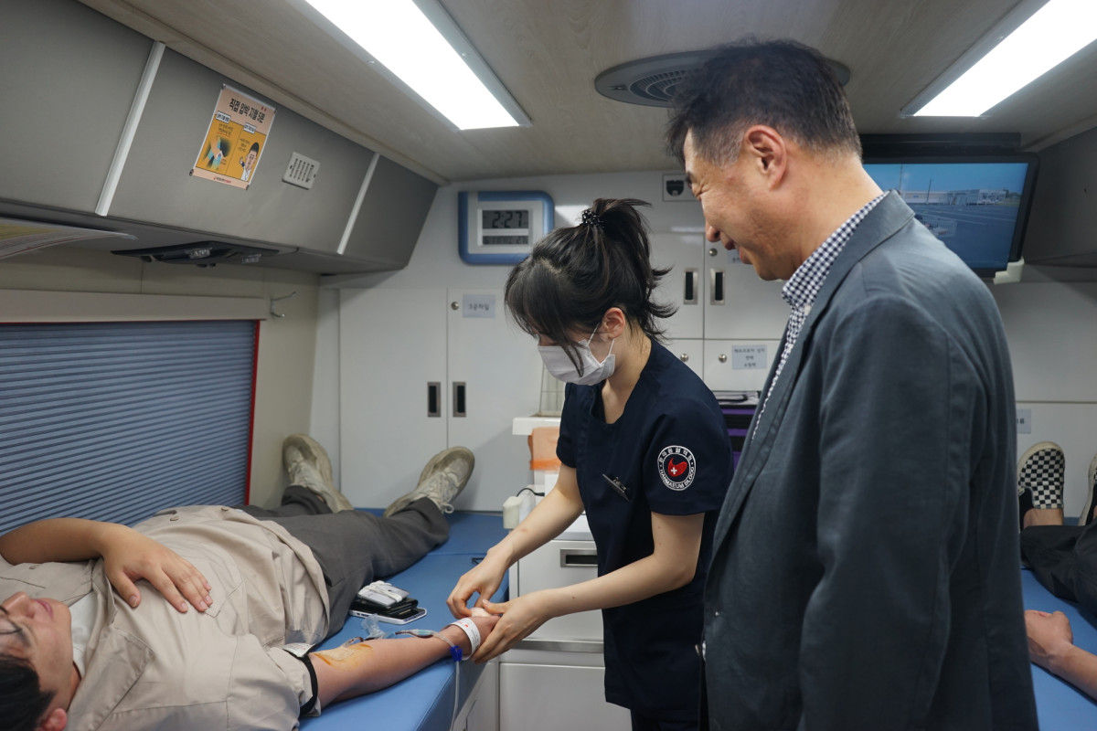 ▲세계 헌혈자의 날을 앞두고 서울 마곡 더넥센유니버시티(넥센타이어 중앙연구소)에서 진행된 헌혈 캠페인에 넥센타이어 임직원이 참여하고 있다. (사진=넥센타이어)