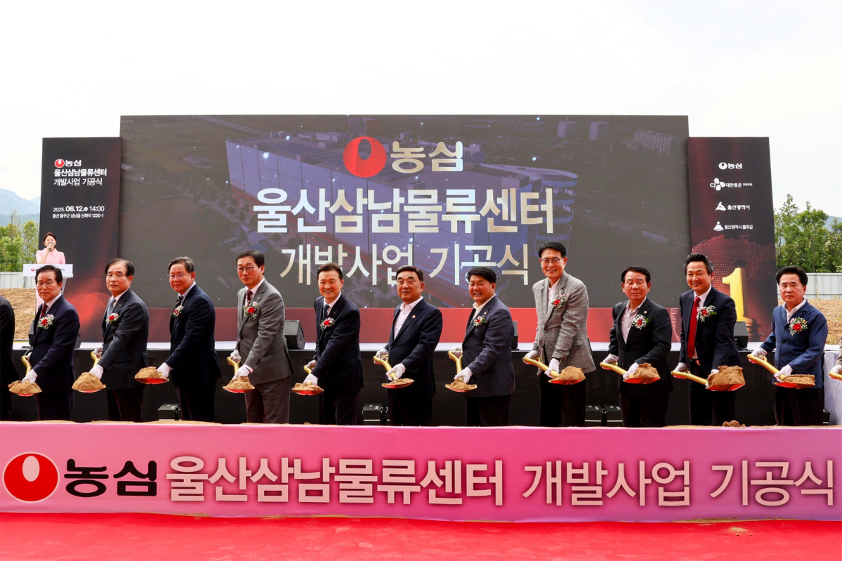 ▲12일 울산시 울주군 삼남물류단지에서 열린 농심 울산삼남물류센터 기공식에서 이병학(왼쪽 5번째부터) 농심 대표이사, 김두겸 울산광역시장, 이성룡 울산광역시의회 의장, 이순걸 울주군수 등 관계자들이 기념촬영을 하고 있다. (사진제공=농심)