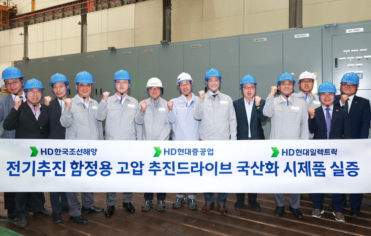 ▲HD현대 관계자들이 ‘고압 추진 드라이브’ 기술 시연회를 가진 뒤 기념사진을 촬영하고 있다.
(사진= HD현대.)