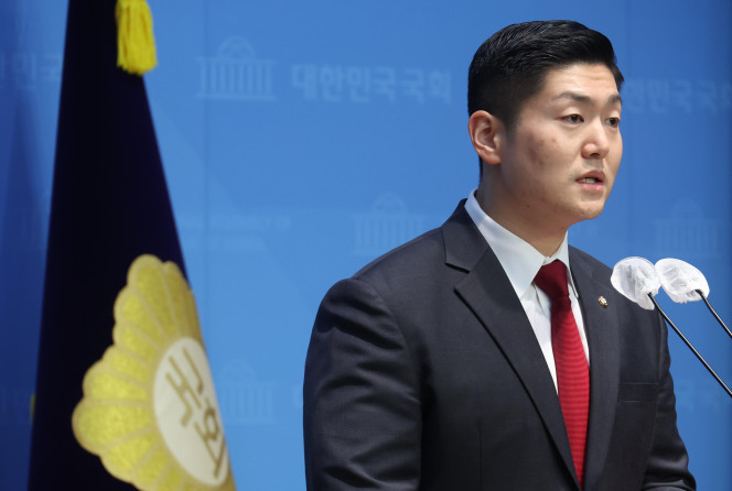 ▲김재섭 국민의힘 의원이 11일 오후 서울 여의도 국회 소통관에서 '윤석열 대통령 탄핵 찬성' 기자회견을 하고 있다. 2024. 12.11. (뉴시스)
