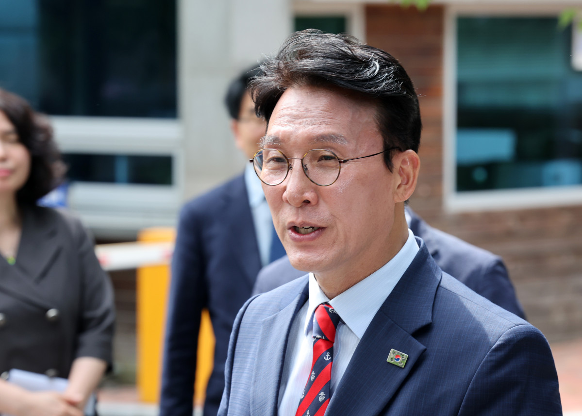 ▲김민석 국무총리 후보자가 13일 오전 서울 종로구 금융감독원 연수원에 마련된 인사청문회 준비사무실로 출근하며 취재진의 질문에 답하고 있다. 2025.06.13. (뉴시스)