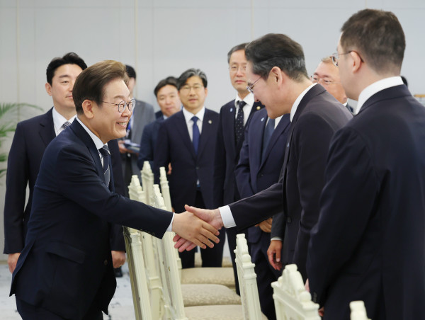 ▲ 이재명 대통령이 6월 13일 서울 용산 대통령실에서 열린 6경제단체·기업인 간담회에서 이재용 삼성전자 회장과 악수하고 있다
 (연합뉴스)